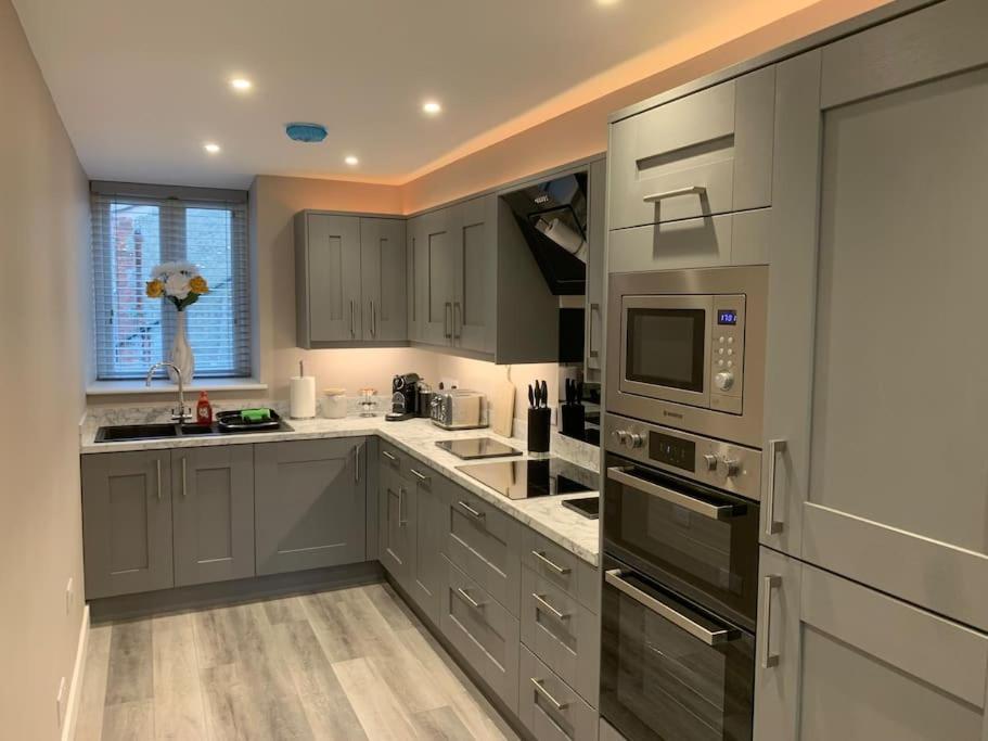 Newly Converted 3 Bedroom Apartment In 울버스톤 외부 사진