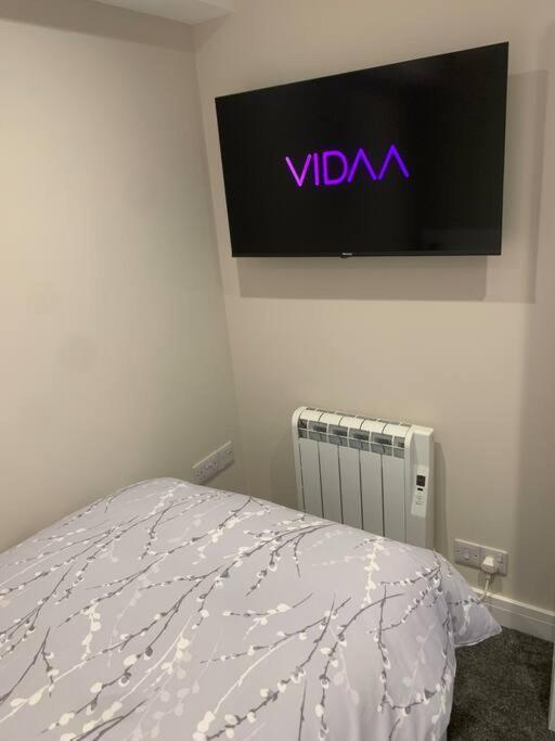 Newly Converted 3 Bedroom Apartment In 울버스톤 외부 사진